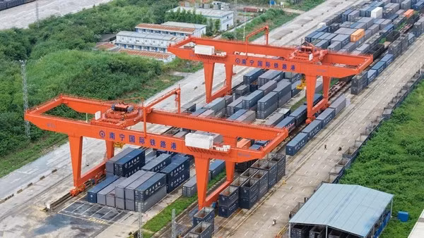 发往越南的集装箱正在南宁国际铁路港集结 Container vận chuyển sang Việt Nam đang tập kết tại Cảng đường sắt quốc tế Nam Ninh