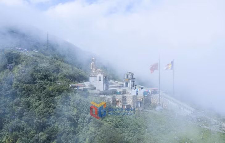 雄伟的佛皇雕像矗立在神圣的安子山中央，周围是茫茫的白云。