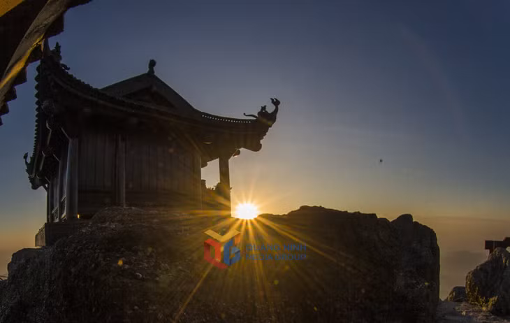 阳光照亮了安子寺顶上的铜寺。