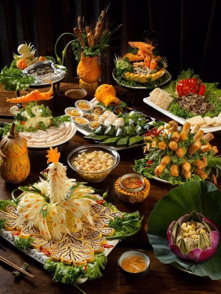 顺化宫廷菜以精致著称。 Ẩm thực cung đình Huế nổi tiếng bởi sự cầu kỳ, tinh tế.