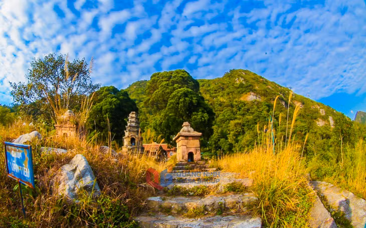 一条刻满岁月印记的青苔小路，带领朝圣者踏上寻找内心平静的旅程。