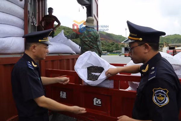 北风生边境口岸海关检查出口到中国市场的农产品。