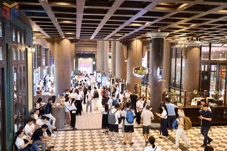 下龙国际客运港内众多游客在办理登船参观下龙湾的手续。