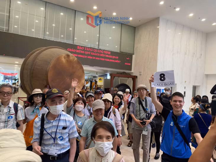国际游客参观广宁博物馆。