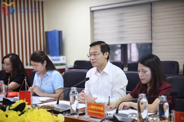 广宁省传媒中心领导发表讲话。
