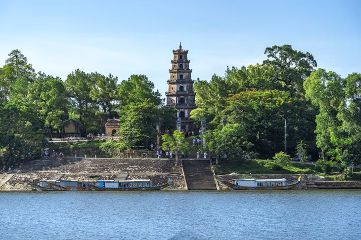 天姥寺带着难以言喻的静谧之美，让每位游客都能寻得内心的安宁。 Chùa Thiên Mụ khoác lên mình vẻ đẹp thanh tịnh khó tả, giúp mọi khách du lịch tìm thấy sự bình yên trong tâm hồn.
