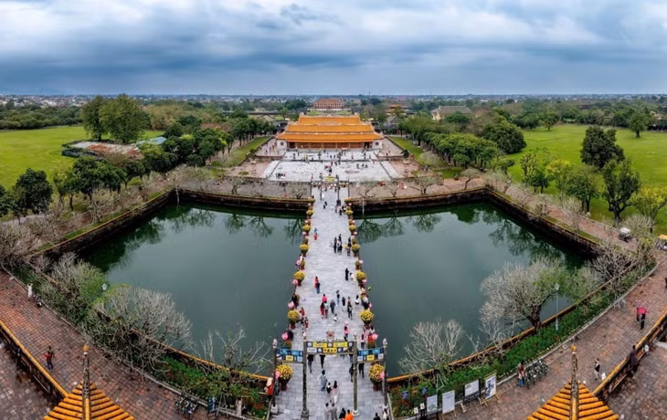参观顺化皇宫的游客络绎不绝。 Du khách nhộn nhịp tham quan Đại Nội Huế.