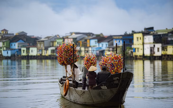 纸花船在顺化街售卖 图：黎庭黄 Những chiếc thuyền hoa giấy được mang lên phố Huế để bày bán Ảnh: Lê Đình Hoàng