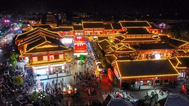 容州古城夜景。图/玉林日报 Cảnh đêm thành cổ Dung Châu. Ảnh/ Nhật Báo Ngọc Lâm