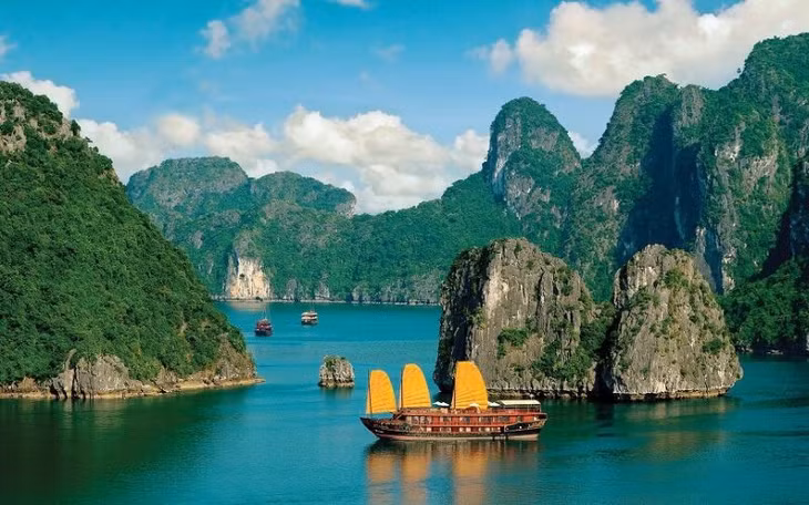 下龙湾的景观。