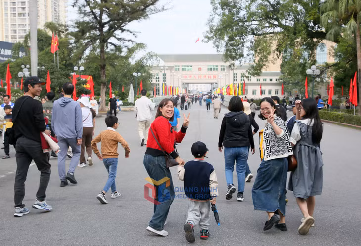 越南游客办理出境手续并开始前往东兴（中国）。