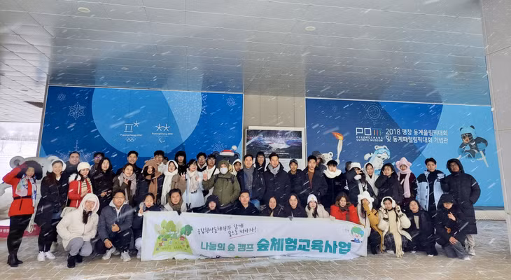 来自全国的学生合影留念。