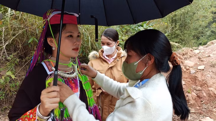 在回到新郎家的路上，新娘家人帮助新娘调整服装。