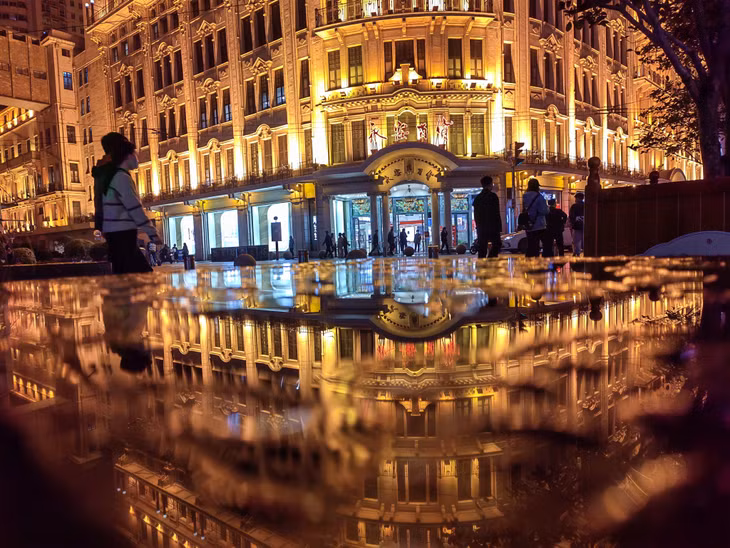 上海南京路步行街光影璀璨，景致迷人 Phố đi bộ đường Nam Kinh ở Thượng Hải tràn ngập ánh đèn rực rỡ, khung cảnh say đắm lòng người Ảnh / IC photo)