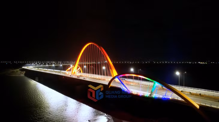 绿门三桥在夜间的景观。