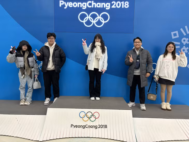 下龙重点高中学校的学生参观韩国 2018 年冬奥会场馆。