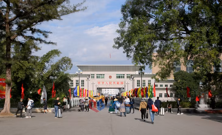 芒街市各口岸年初进出口活动繁忙、预计将发出一年的乐观信号。