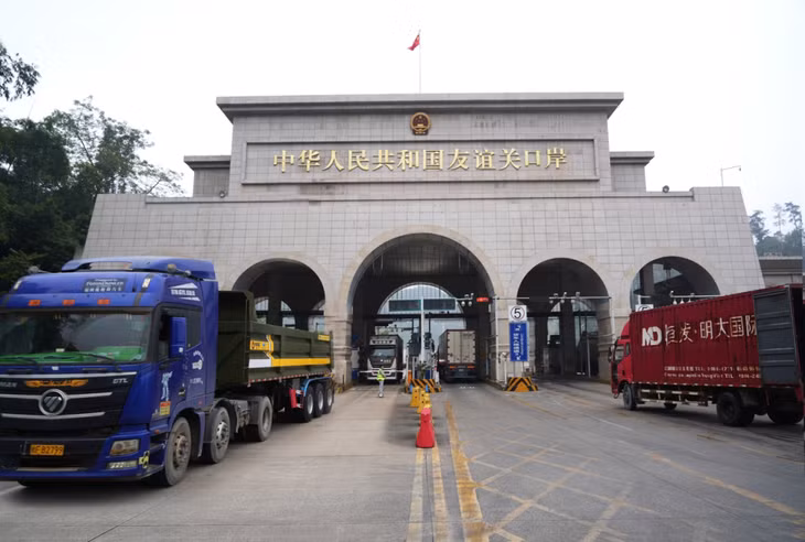 友谊关口岸出入境货运车辆通关（孙志超摄） Các phương tiện vận chuyển hàng hóa xuất nhập cảnh tại cửa khẩu Hữu Nghị Quan (Tôn Chí Siêu chụp)