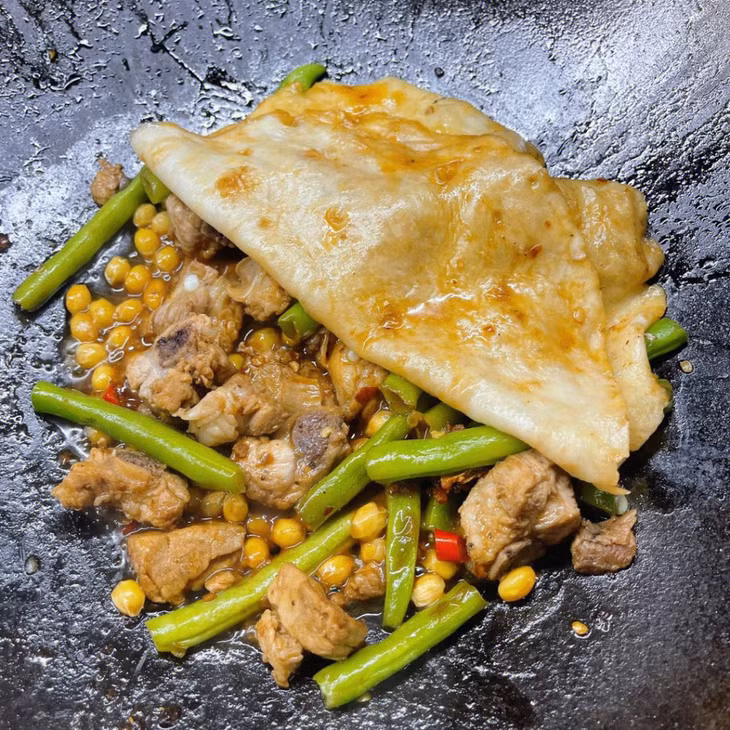豆角盖被 Đậu đũa hầm xương phủ bánh kếp