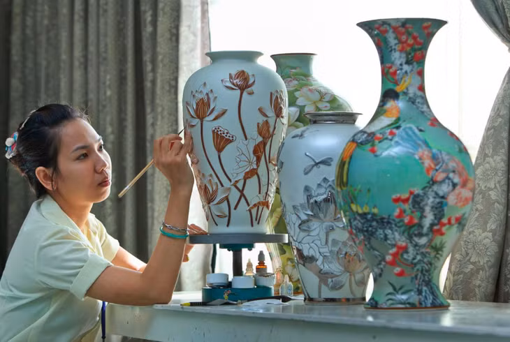 平阳陶工在上色 Người thợ làm gốm Bình Dương đang lên màu cho sản phẩm