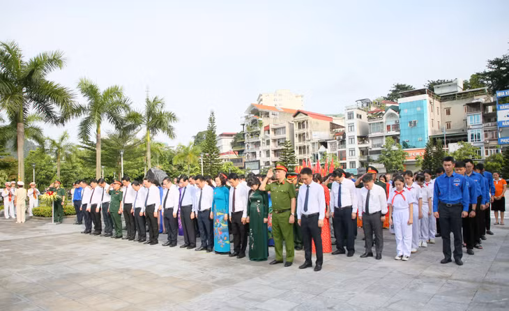 代表们默哀一分钟，表达对广宁矿区首位区委书记武文孝的感恩怀念。