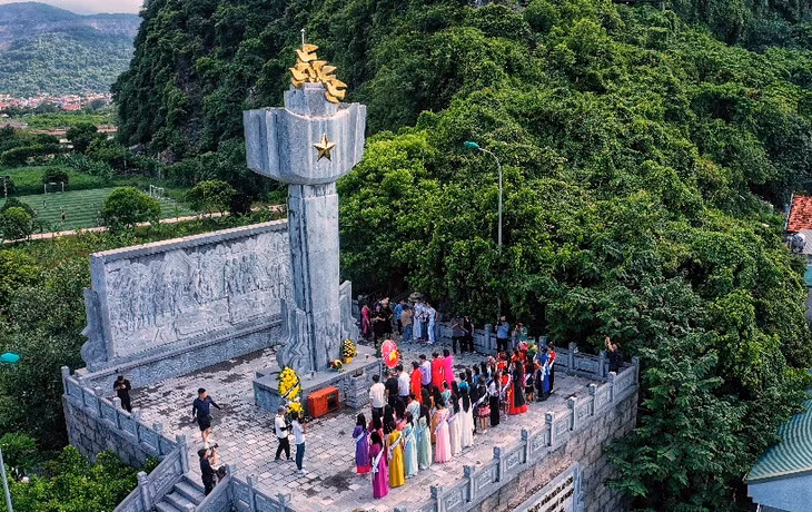 参赛者向永独烈士英雄纪念碑敬献花圈。
