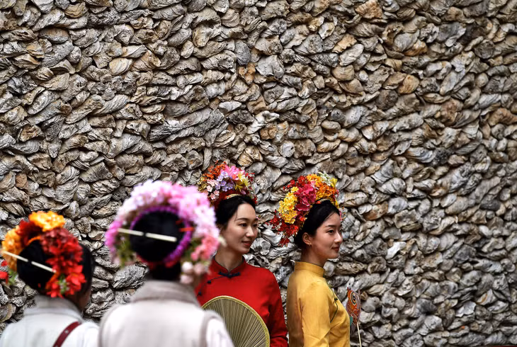 身着蟳埔女服饰的游客打卡蚵壳厝 Du khách mặc trang phục phụ nữ Tầm Phố check-in tại ngôi nhà vỏ hàu