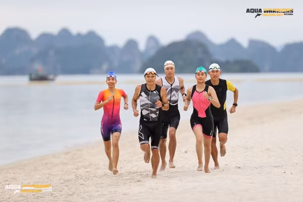 “2024下龙湾水上战士”在鸿基海滩举行 Aqua Warriors diễn ra tại bãi biển Hòn Gai