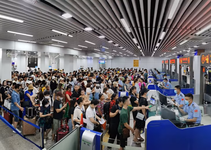 旅客在东兴口岸接受入境边防检查。（东兴出入境边防检查站供图） Du khách kiểm tra biên phòng nhập cảnh tại cửa khẩu Đông Hưng. (Trạm kiểm tra biên phòng xuất nhập cảnh Đông Hưng cung cấp ảnh)