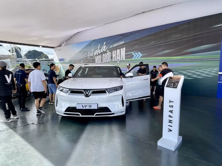 2024年越南下龙嘉年华Fun Wheels跑车节的魅力 ảnh 3