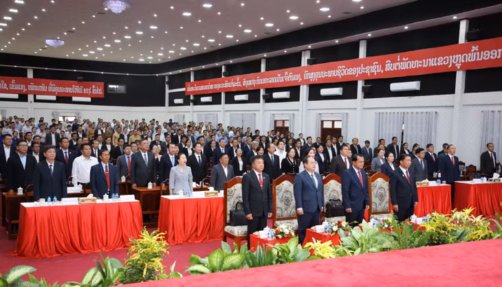 代表们参加举行升旗仪式。
