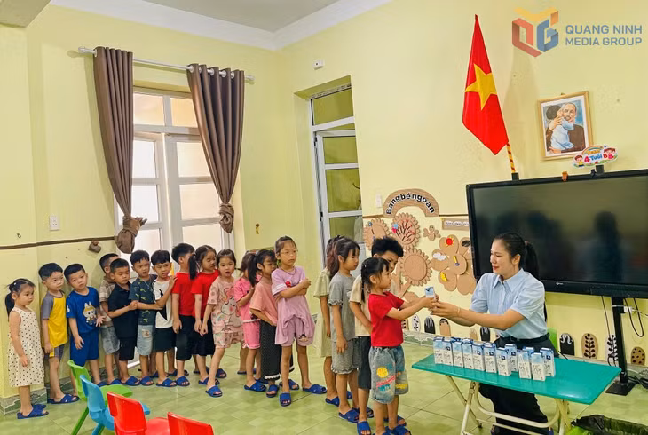 各所幼儿园实施“学生饮用奶”计划。
