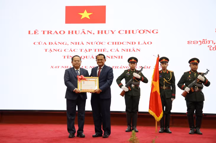 越共中央委员、广宁省委书记、省国会代表团团长管明强代表广宁省，接受老挝人民民主共和国授予的一级劳动勋章。