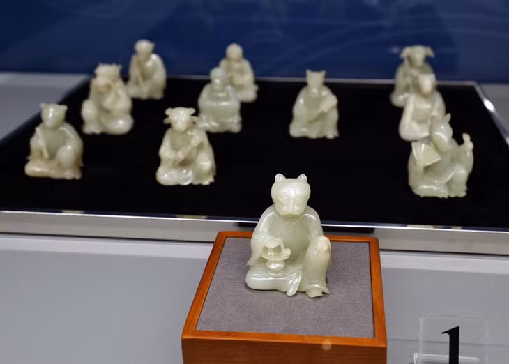 一组阮朝十二生肖（十二地支，19至20世纪）玉器中拿着灯笼的生肖虎。图：庆龙 Linh vật hổ cầm đèn lồng trong bộ 12 con giáp (Thập nhị chi, thế kỷ 19-20) bằng ngọc của triều Nguyễn.Ảnh: Khánh Long
