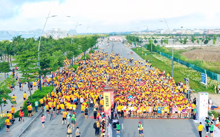 2022下龙越南快讯马拉松大赛于7月24日上午在下龙市沿海公路拉开序幕。