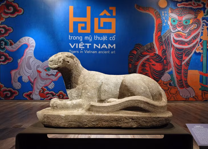 陈守度陵墓中的石虎雕像，修建于1264年。图：庆龙 Tượng hổ đá tại lăng mộ Trần Thủ Độ, có niên đại từ năm 1264. Ảnh: Khánh Long