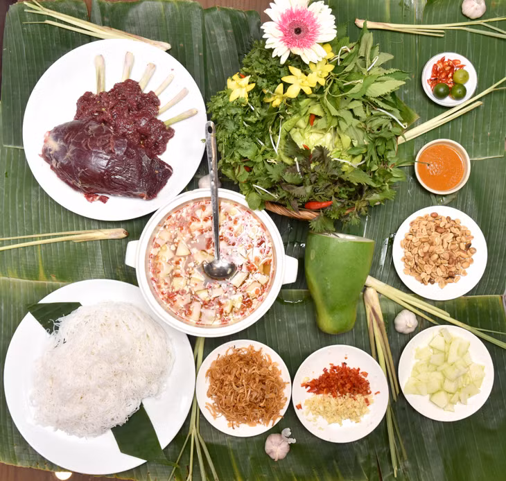 食材包括牛肉、米粉、蔬菜、酱汁等 Các nguyên liệu gồm thịt bò, bún, rau sống, nước chấm…..
