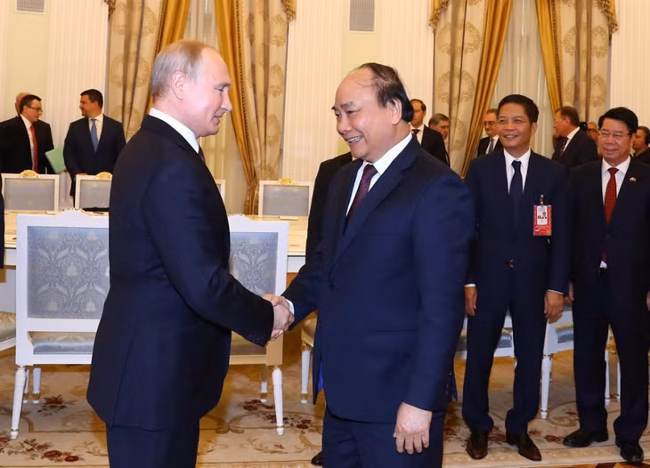 俄罗斯总统普京接待越南总理阮春福。 Thổng thống Nga Vladimir Putin chào đón Thủ tướng Nguyễn Xuân Phúc tại Điện Kremli. Ảnh: Thống Nhất – TTXVN
