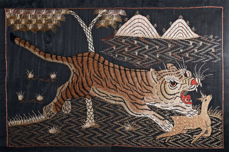 20世纪初的虎猎鹿图绣品。图：功达 Tranh hổ săn hươu, vải thêu đầu thế kỷ 20. Ảnh: Công Đạt