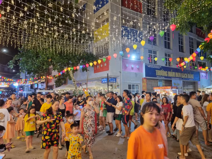诗篇步行街——下龙市的新旅游产品。