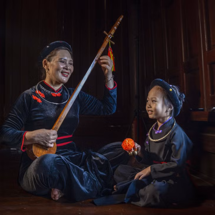 传承天曲（hát then）和天琴（đàn tính）技术（图自平辽横莫摄影师吴进孟）