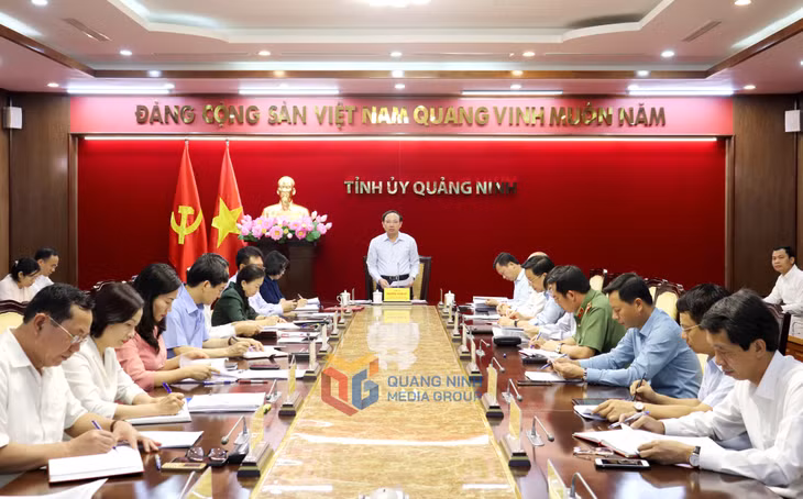 我省省委书记、省人民议会主席阮春记主持工作会议。