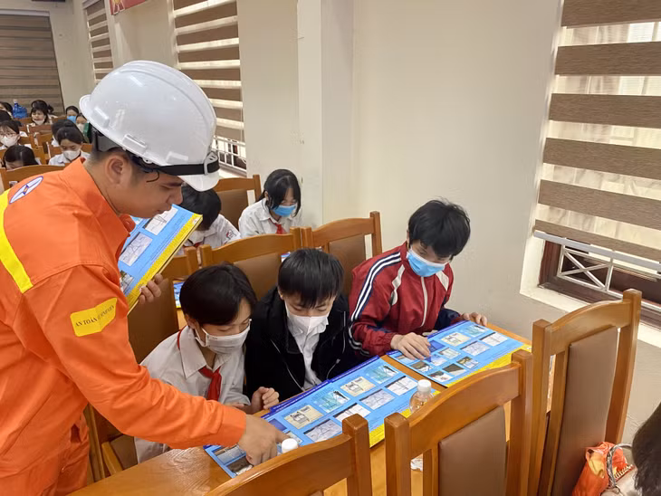 电力行业人员进学校宣传节省、安全使用电能相关举措。