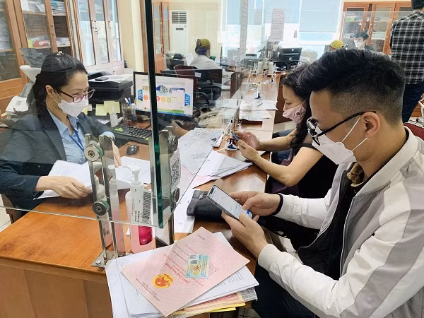 旺秘市公共行政中心职员引导帮助第一次办理在线公共行政手续的人民完善个人信息。