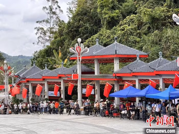 图为友谊关口岸旅客等待办理入境手续。吉淼淼 摄 Hình ảnh du khách chờ làm thủ tục nhập cảnh tại cửa khẩu Hữu Nghị Quan. Cát Diểu Diểu chụp