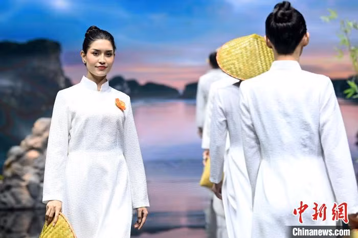 越南传统服饰走秀 Trình diễn trang phục truyền thống Việt Nam