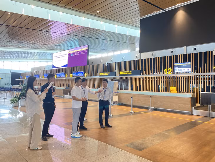 考察机场时，东海航空有限公司代表对云屯国际航空港的基础设施给予高度评价。