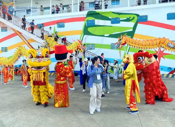 乘坐北海 - 下龙游轮的游客在第一次返回下龙时受到了热烈欢迎。