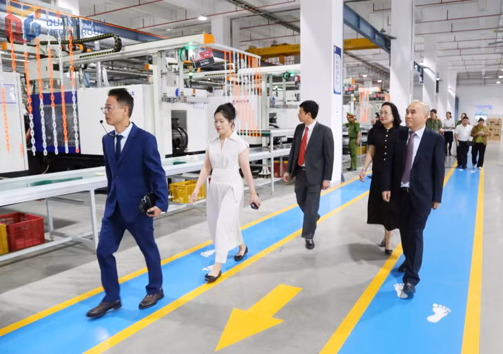 代表们参观Solex高科技工业工厂