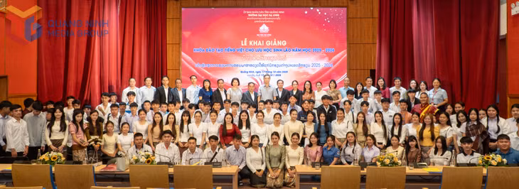 下龙大学教师与老挝留学生合影留念。